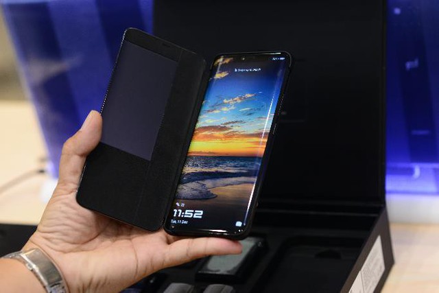 Người dùng khen thiết kế, mê camera của Porsche Design Huawei Mate 20 RS - Ảnh 1.