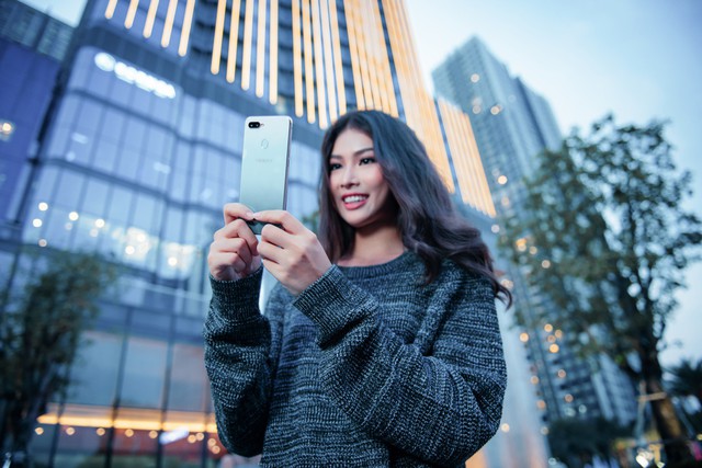 Gi&aacute;ng sinh lung linh c&ugrave;ng phi&ecirc;n bản đặc biệt Xanh Phỉ Th&uacute;y của OPPO F9 - Ảnh 4.