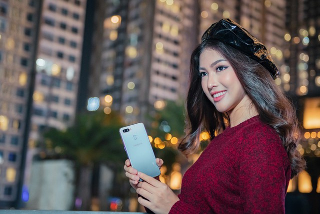 Gi&aacute;ng sinh lung linh c&ugrave;ng phi&ecirc;n bản đặc biệt Xanh Phỉ Th&uacute;y của OPPO F9 - Ảnh 5.