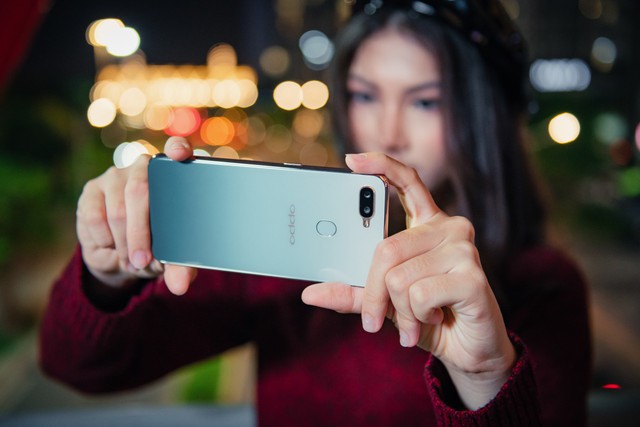 Gi&aacute;ng sinh lung linh c&ugrave;ng phi&ecirc;n bản đặc biệt Xanh Phỉ Th&uacute;y của OPPO F9 - Ảnh 6.