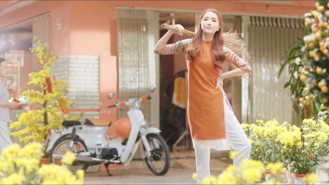 Ho&aacute; th&acirc;n th&agrave;nh &ldquo;n&agrave;ng ti&ecirc;n ho&agrave; giải, B&iacute;ch Phương vừa lầy vừa dễ thương hết cỡ trong MV &ldquo;Chuyện cũ bỏ qua - Ảnh 2.