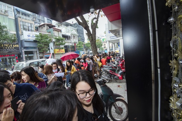 Có gì trong showroom kính áp tròng khiến hàng trăm bạn trẻ xếp hàng trải nghiệm tại Hà Nội? - Ảnh 1.