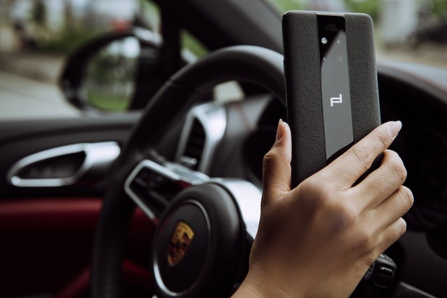 Ngắm nhìn Porsche Design Huawei 20 RS đẹp tuyệt hảo bên bóng hồng và siêu xe - Ảnh 3.