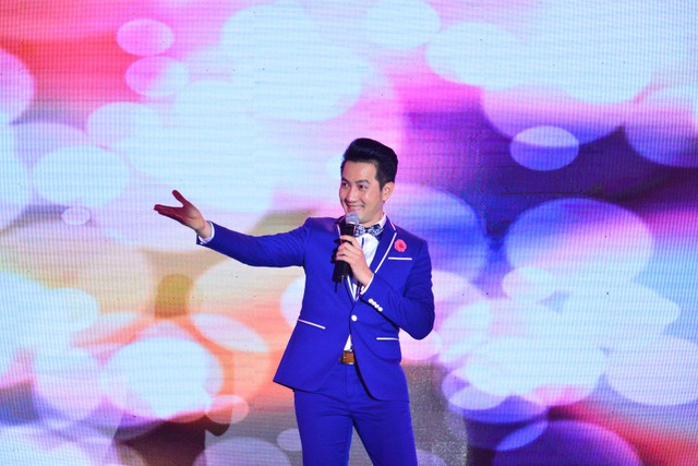 Lam Tường, Phi Nhung, H&agrave; V&acirc;n X-Factor, Hồ Quang Hiếu hội ngộ h&aacute;t mừng năm mới với c&ocirc;ng nh&acirc;n xa xứ - Ảnh 4.