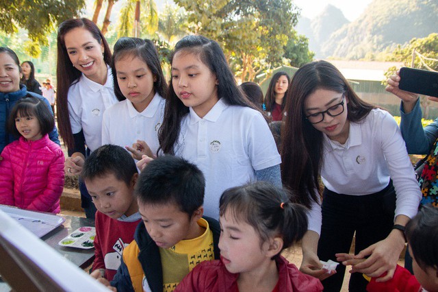 Á hậu Phương Nga giản dị, đón Tết sớm cùng các em nhỏ kém may mắn ở Sơn La - Ảnh 7.