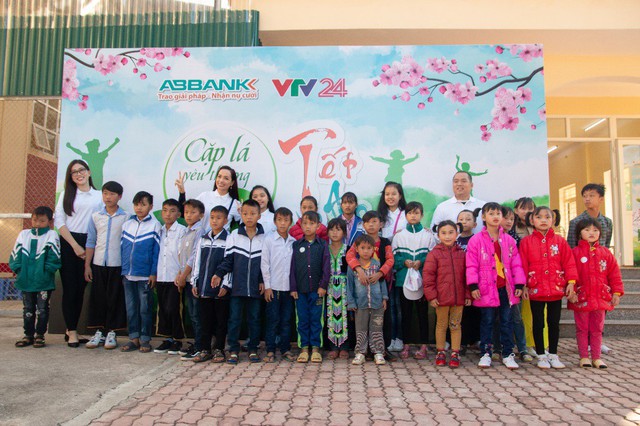 Á hậu Phương Nga giản dị, đón Tết sớm cùng các em nhỏ kém may mắn ở Sơn La - Ảnh 8.