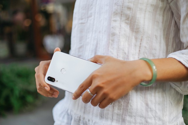Phải cầm trên tay mới thấy Huawei Nova 3i phiên bản Trắng ngọc trai khác biệt với các smartphone màu trắng khác như thế nào - Ảnh 6.