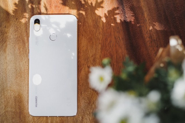 Phải cầm trên tay mới thấy Huawei Nova 3i phiên bản Trắng ngọc trai khác biệt với các smartphone màu trắng khác như thế nào - Ảnh 7.
