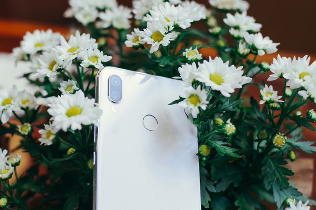 Phải cầm trên tay mới thấy Huawei Nova 3i phiên bản Trắng ngọc trai khác biệt với các smartphone màu trắng khác như thế nào - Ảnh 9.