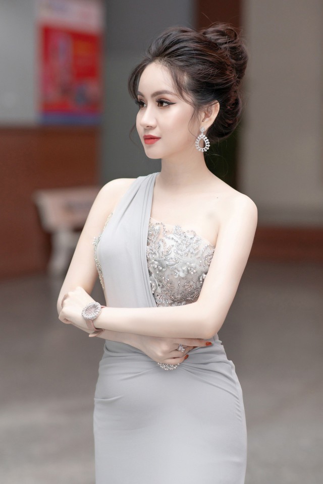 CEO &ndash; Doanh nh&acirc;n Huyền C&ograve;: Gi&aacute;m khảo quyền lực đ&ecirc;m Gala Chung kết Miss HUTECH 2019 - Ảnh 1.