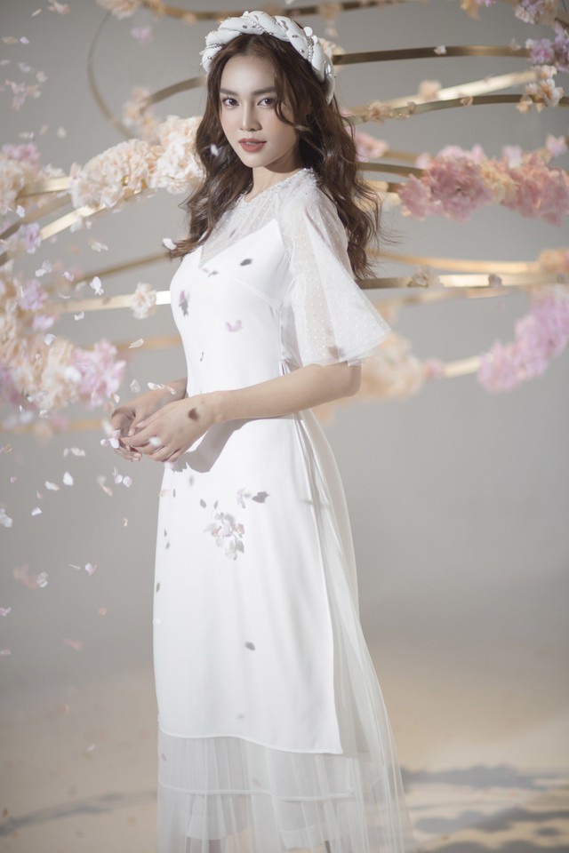 “Gái già” Ninh Dương Lan Ngọc khiến fan mãn nhãn với vẻ quyến rũ trong tà áo dài truyền thống đón Tết - Ảnh 2.