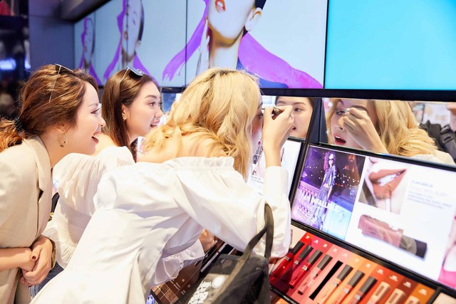 Ph&iacute; Phương Anh, An Phương v&agrave; Chloe Nguyễn bị &ldquo;m&ecirc; hoặc&rdquo; giữa một &ldquo;rừng&rdquo; mỹ phẩm tại Watsons - Ảnh 3.