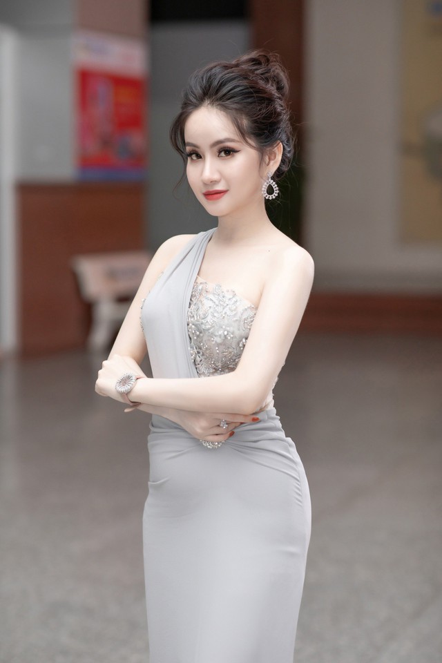 CEO – Doanh nhân Huyền Cò: Giám khảo quyền lực đêm Gala Chung kết Miss HUTECH 2019 - Ảnh 3.