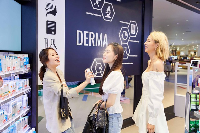 Ph&iacute; Phương Anh, An Phương v&agrave; Chloe Nguyễn bị &ldquo;m&ecirc; hoặc&rdquo; giữa một &ldquo;rừng&rdquo; mỹ phẩm tại Watsons - Ảnh 4.