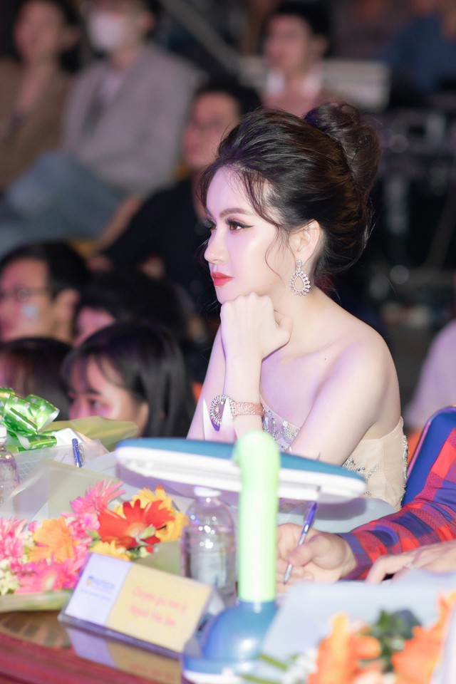 CEO – Doanh nhân Huyền Cò: Giám khảo quyền lực đêm Gala Chung kết Miss HUTECH 2019 - Ảnh 5.