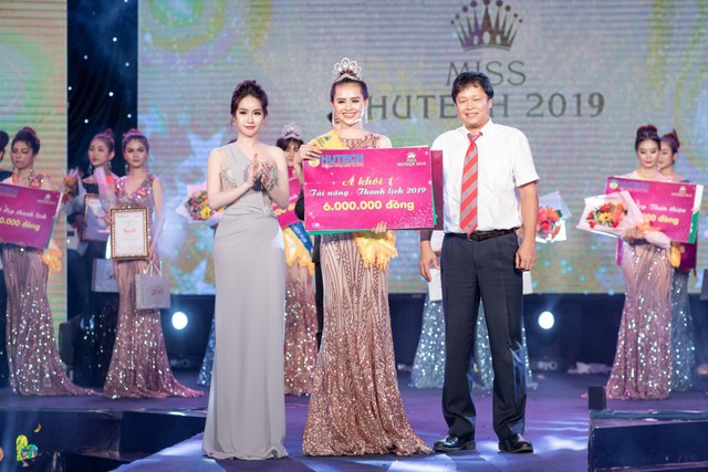 CEO &ndash; Doanh nh&acirc;n Huyền C&ograve;: Gi&aacute;m khảo quyền lực đ&ecirc;m Gala Chung kết Miss HUTECH 2019 - Ảnh 10.