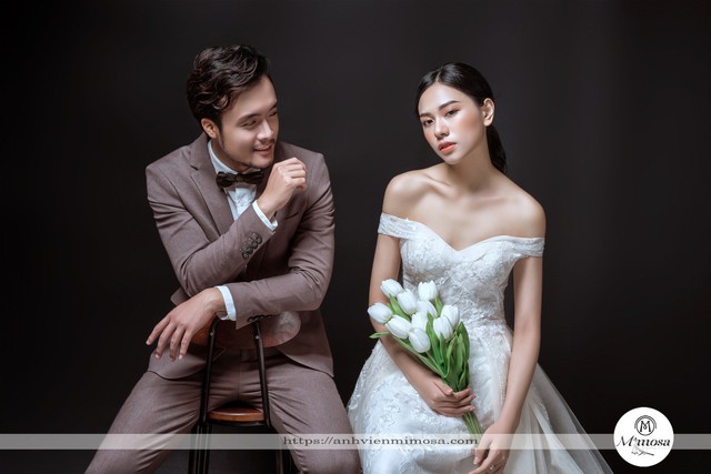Với những căn phòng được thiết kế chuyên nghiệp và đội ngũ nhiếp ảnh viên giàu kinh nghiệm, studio chụp ảnh cưới Hà Nội sẽ mang đến cho bạn trải nghiệm chụp ảnh cưới đáng nhớ nhất. Tại đây, mỗi khoảnh khắc đều được ghi lại một cách chân thực và đẹp nhất.