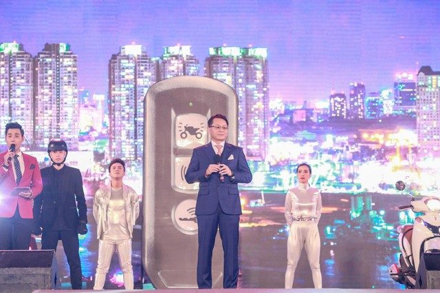 “Cán mốc” 48.000 khán giả, đêm nhạc công nghệ hologram thành công rực rỡ tại Hà Nội - Ảnh 1.