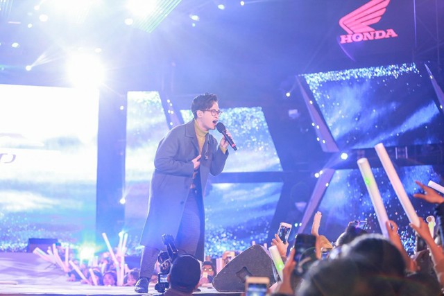 “Cán mốc” 48.000 khán giả, đêm nhạc công nghệ hologram thành công rực rỡ tại Hà Nội - Ảnh 6.