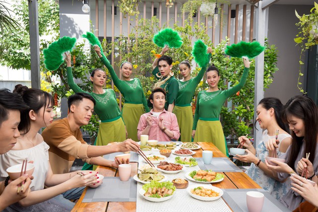 Hết l&agrave;m trợ l&yacute; cho Mỹ T&acirc;m, Quang Trung quay về l&agrave;m&hellip; trợ l&yacute; cho Huỳnh Lập trong MV Tết - Ảnh 3.