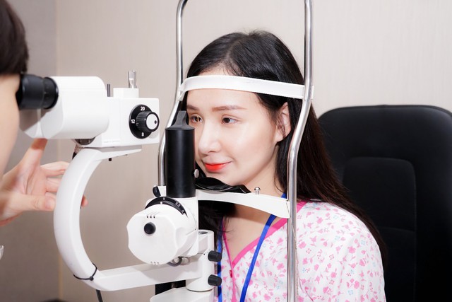 Nếu bạn đang lăn tăn kh&ocirc;ng biết c&oacute; n&ecirc;n mổ mắt kh&ocirc;ng, h&atilde;y tham khảo ngay lời khuy&ecirc;n dưới đ&acirc;y - Ảnh 3.