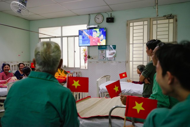 Bệnh nhân phấn khởi cổ động Asian Cup trước thềm Tết 2019 - Ảnh 1.