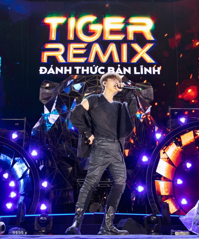 Sức nóng “ ngàn độ” khiến Sơn Tùng ,Isaac, Ưng Hoàng Phúc đồng loạt “cởi” tại đêm nhạc Tiger Remix - Ảnh 2.