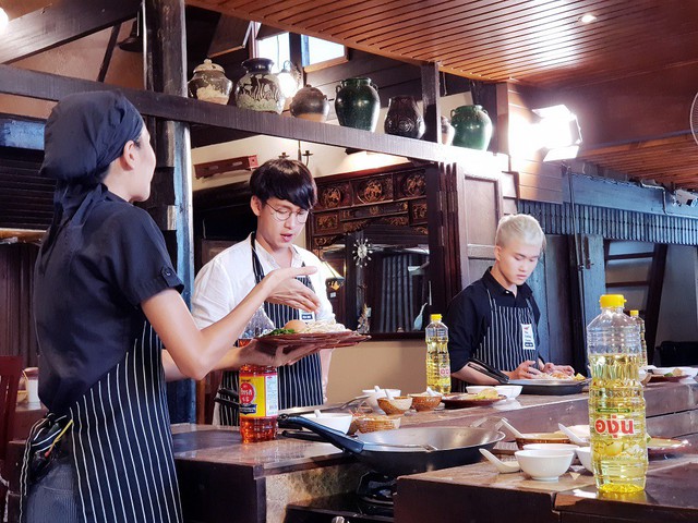 MC Quang Bảo v&agrave; ca sĩ L&ecirc; Thiện Hiếu thi nấu m&oacute;n Th&aacute;i tại Hua Hin - Ảnh 2.