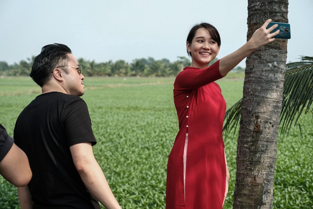 Hậu trường phim Tết: &ldquo;Đem y&ecirc;u thương về đ&oacute;n Tết&rdquo; được quay ho&agrave;n to&agrave;n bằng Huawei Mate 20 Pro - Ảnh 7.