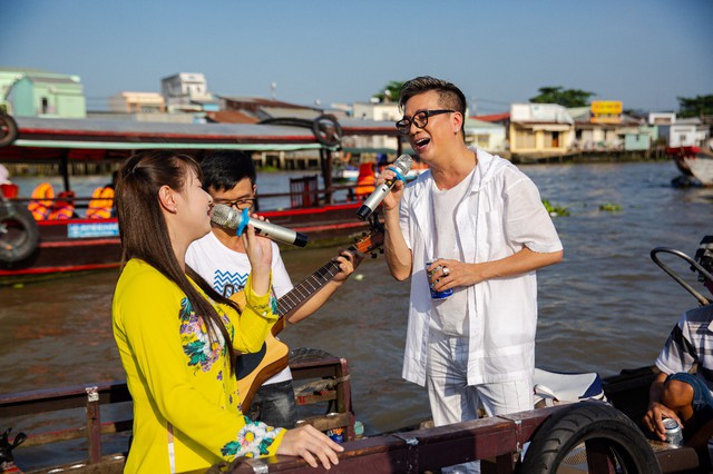 Đàm Vĩnh Hưng khiến người hâm mộ “rụng tim” với tình khúc bolero bất hủ ngay trên chợ nổi Cái Răng - Ảnh 6.