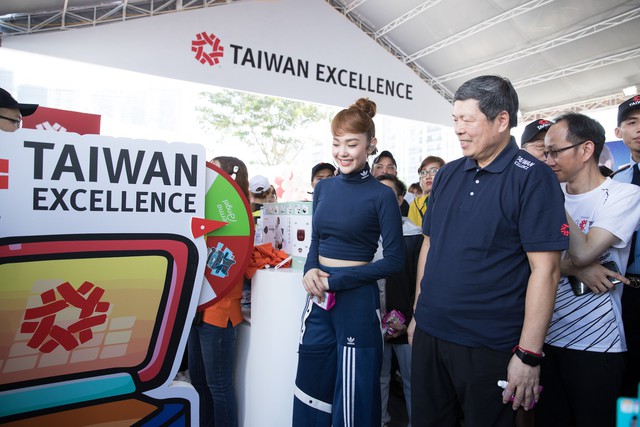 Điểm lại những hình ảnh đẹp từ sự kiện HCMC Marathon 2019 powered by Taiwan Excellence cho một năm mới sôi động - Ảnh 11.