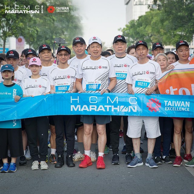 Điểm lại những hình ảnh đẹp từ sự kiện HCMC Marathon 2019 powered by Taiwan Excellence cho một năm mới sôi động - Ảnh 4.