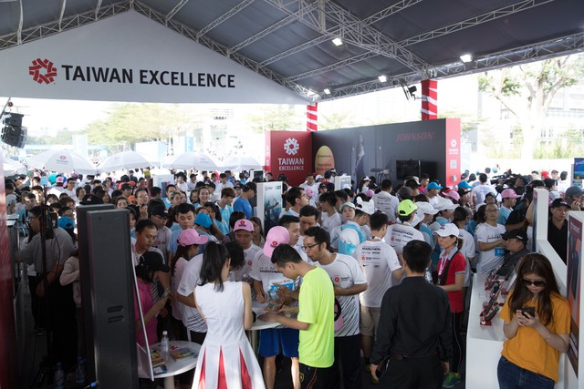 Điểm lại những hình ảnh đẹp từ sự kiện HCMC Marathon 2019 powered by Taiwan Excellence cho một năm mới sôi động - Ảnh 8.
