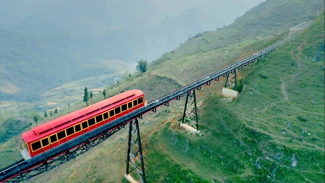 Câu chuyện thú vị về tuyến tàu hỏa leo núi băng qua thung lũng Mường Hoa - Ảnh 1.
