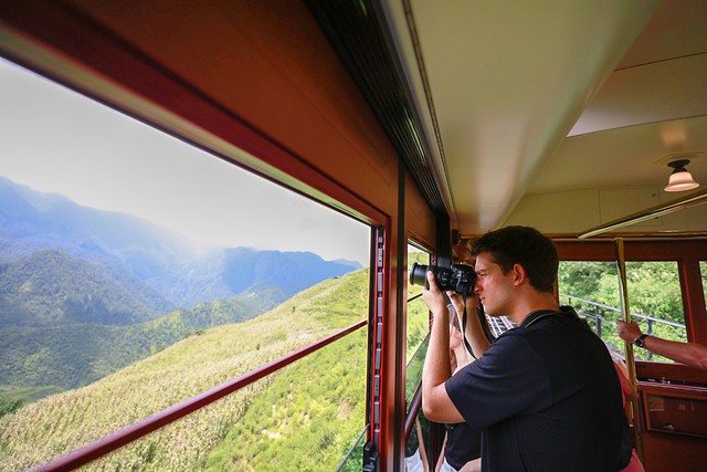C&acirc;u chuyện th&uacute; vị về tuyến t&agrave;u hỏa leo n&uacute;i băng qua thung lũng Mường Hoa - Ảnh 2.