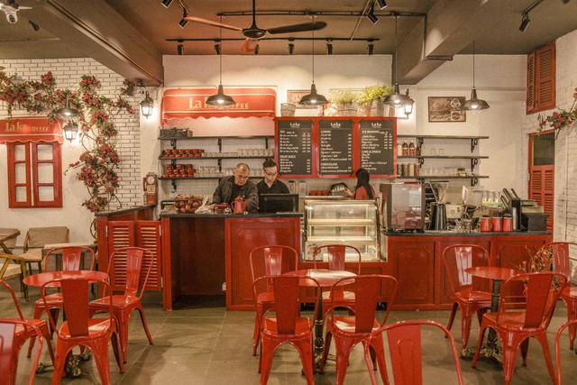 Quán cà phê đỏ rực như Paris tại Hà Nội mà bạn nhất định phải check-in dịp Tết này - Ảnh 2.