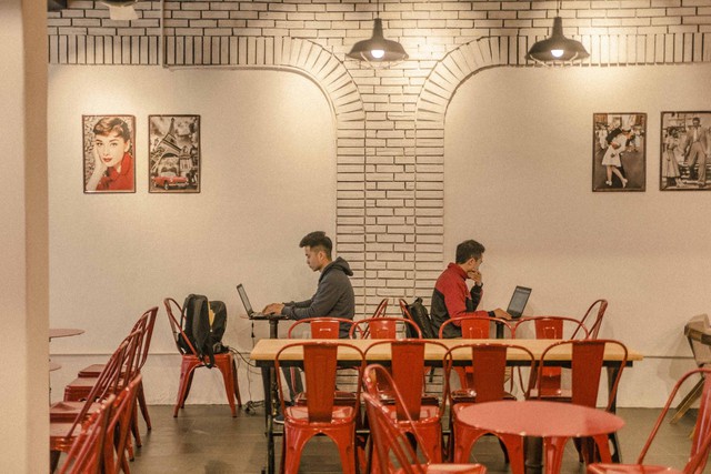Quán cà phê đỏ rực như Paris tại Hà Nội mà bạn nhất định phải check-in dịp Tết này - Ảnh 4.