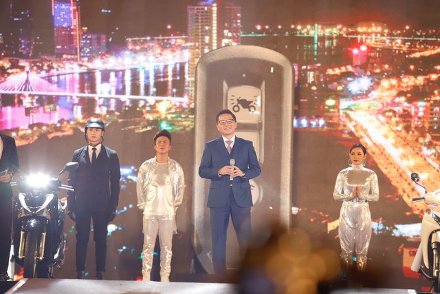 Mỹ Tâm, Noo Phước Thịnh, Bích Phương và dàn sao “khủng” cháy hết mình cùng hơn 36.000 khán giả tại đêm nhạc công nghệ - Ảnh 2.