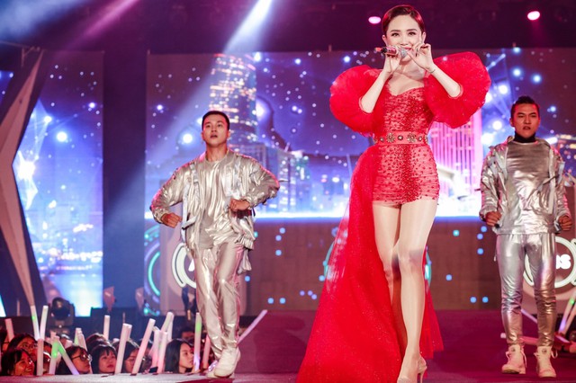 Mỹ Tâm, Noo Phước Thịnh, Bích Phương và dàn sao “khủng” cháy hết mình cùng hơn 36.000 khán giả tại đêm nhạc công nghệ - Ảnh 3.