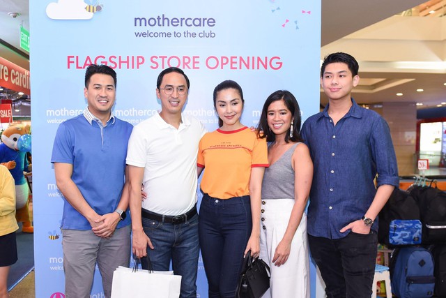 Si&ecirc;u mẫu H&agrave; Anh c&ugrave;ng vợ chồng H&agrave; Tăng kh&aacute;m ph&aacute; &ldquo;đại bản doanh&rdquo; - Flagship Store quy m&ocirc; nhất của Mothercare - Ảnh 2.