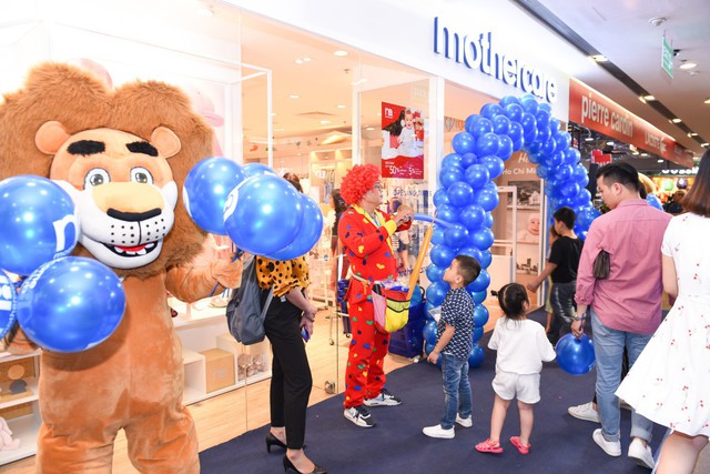 Si&ecirc;u mẫu H&agrave; Anh c&ugrave;ng vợ chồng H&agrave; Tăng kh&aacute;m ph&aacute; &ldquo;đại bản doanh&rdquo; - Flagship Store quy m&ocirc; nhất của Mothercare - Ảnh 3.