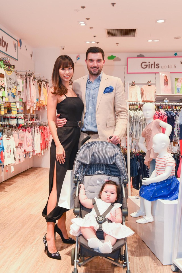Siêu mẫu Hà Anh cùng vợ chồng Hà Tăng khám phá “đại bản doanh” - Flagship Store quy mô nhất của Mothercare - Ảnh 4.