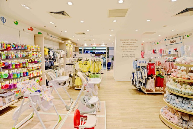 Si&ecirc;u mẫu H&agrave; Anh c&ugrave;ng vợ chồng H&agrave; Tăng kh&aacute;m ph&aacute; &ldquo;đại bản doanh&rdquo; - Flagship Store quy m&ocirc; nhất của Mothercare - Ảnh 10.