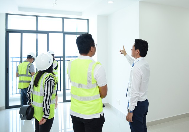 Phú Đông Premier: Khách hàng kiểm chứng căn hộ thật ngay tại công trường - Ảnh 2.