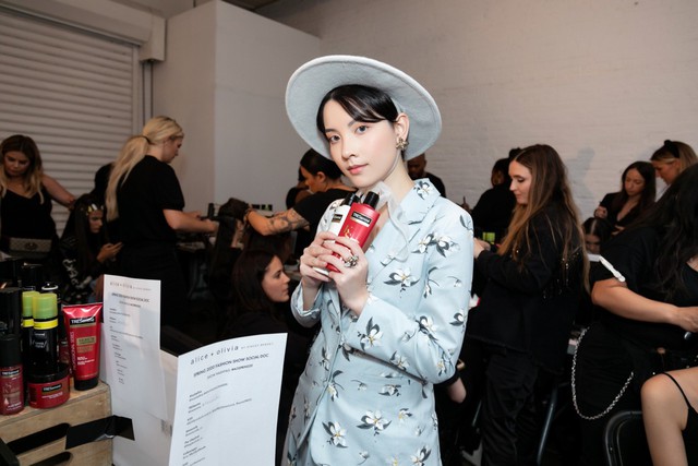 Minh T&uacute;, Hồng Xu&acirc;n ghi dấu ấn nhờ thần th&aacute;i đỉnh cao tại New York Fashon Week - Ảnh 6.