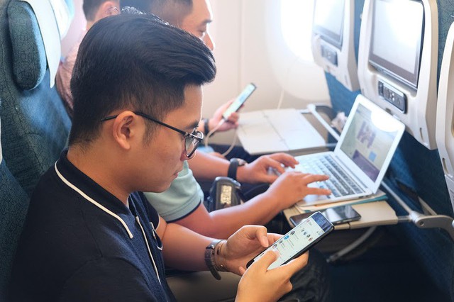 Vietnam Airlines tiên phong dịch vụ kết nối internet trên chuyến bay - Ảnh 1.