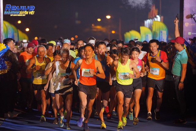 Minh Hằng, Mlee, Quốc Anh... thử sức mình trong giải Revive Marathon Xuyên Việt - Ảnh 1.