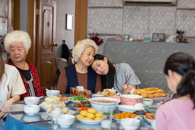 M&agrave;n đụng độ cực căng tại ph&ograve;ng v&eacute;, Farewell vẫn chiếm trọn t&igrave;nh cảm người xem bởi sự dung dị đầy x&uacute;c cảm - Ảnh 2.