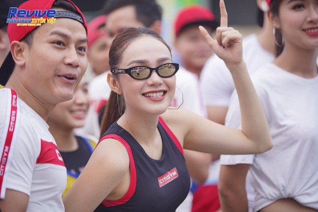 Minh Hằng, Mlee, Quốc Anh... thử sức mình trong giải Revive Marathon Xuyên Việt - Ảnh 3.
