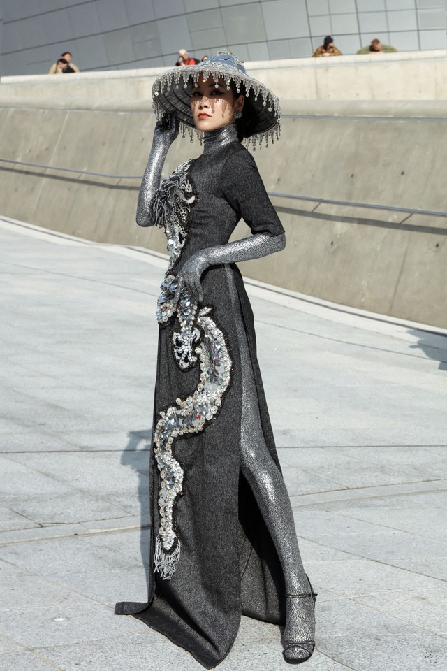 Giới mộ điệu ngỡ ngàng khi Hoa hậu Áo dài Tuyết Nga đem áo dài đính rồng kim loại đến Seoul Fashion Week 2019 - Ảnh 2.